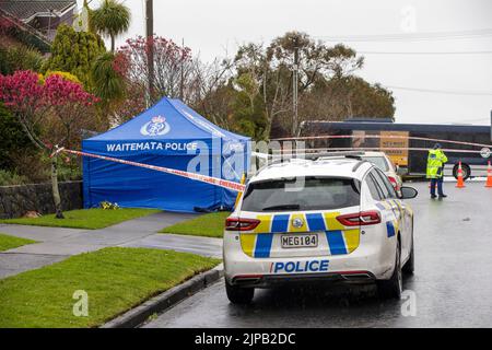 Auckland, Nouvelle-Zélande, 17 août 2022. Une tente de police a été érigée et la police armée garde la scène sur Ocean View Road, Hillcrest, après la mort d'un homme suite à des rapports de combat. Credit: David Rowland/Alamy Live News Banque D'Images