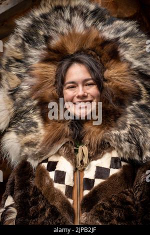 Une fille Athabaskan pose en costume indigène au village indien de Chena à Fairbanks, en Alaska Banque D'Images