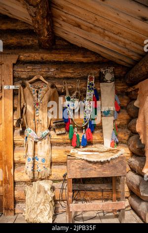 Les clients de Riverboat Discovery s'arrêtent pour une visite au village indien de Chena à Fairbanks, en Alaska Banque D'Images