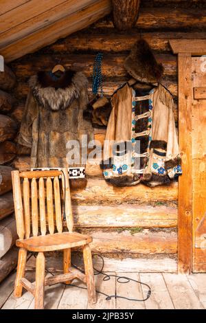 Les clients de Riverboat Discovery s'arrêtent pour une visite au village indien de Chena à Fairbanks, en Alaska Banque D'Images