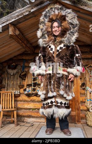 Une fille Athabaskan pose en costume indigène au village indien de Chena à Fairbanks, en Alaska Banque D'Images