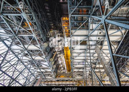 ÉTATS-UNIS. 16th août 2022. Le système de lancement spatial de la NASA est installé dans le bâtiment d'assemblage de véhicules du Kennedy Space Center de l'agence en Floride, le 16 août 2022, en prévision de la mission inaugurale d'Artemis I sur orbite lunaire. (Photo par Alex G Perez/AGPfoto/Sipa USA) crédit: SIPA USA/Alay Live News Banque D'Images