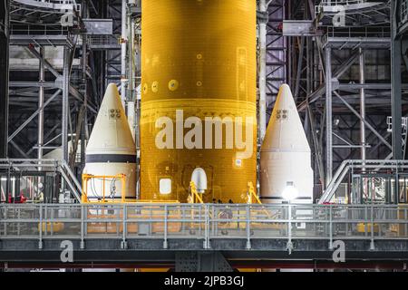 ÉTATS-UNIS. 16th août 2022. Le système de lancement spatial de la NASA est installé dans le bâtiment d'assemblage de véhicules du Kennedy Space Center de l'agence en Floride, le 16 août 2022, en prévision de la mission inaugurale d'Artemis I sur orbite lunaire. (Photo par Alex G Perez/AGPfoto/Sipa USA) crédit: SIPA USA/Alay Live News Banque D'Images