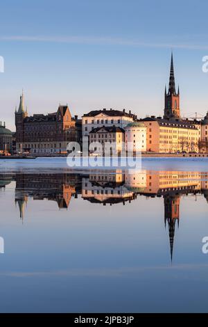 La vieille ville de Stockholm se réfléchit sur l'eau Banque D'Images