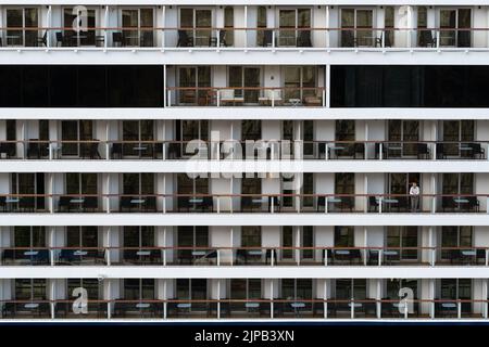 Rangées de balcons de cabine sur un bateau de croisière amarré à Stockholm, en Suède Banque D'Images