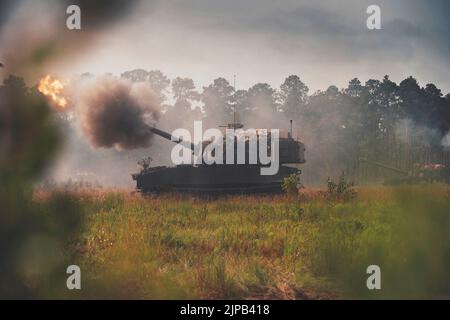 Fort Stewart, Géorgie, États-Unis. 10th août 2022. Un obusier de Paladin M109A7 du 1st Bataillon, 9th Régiment d'artillerie de campagne, 2nd équipe de combat de brigade blindée, 3rd Division d'infanterie, tire pendant la Table d'artillerie XV Le rôle de l'artillerie de campagne est de détruire, de vaincre ou de perturber l'ennemi par des feux intégrés pour permettre aux commandants de manœuvre de dominer dans les opérations terrestres unifiées. Pour ce faire, l'artillerie de campagne doit rester une force prête à déployer dans le monde entier, capable de dominer tout environnement opérationnel par l'intégration, la synchronisation et l'emploi de fi organique, joint et multinational Banque D'Images