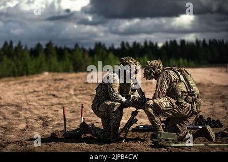 SPC de l'armée américaine. Joseph Smith, à droite, et le SPC de l'armée américaine. Royland Reid, deux fantassins de feu indirect affectés à Viper Company, 1st Bataillon, 26th infanterie Regiment, 2nd Brigade combat Team, 101st Airborne Division (Air Assault), Ajuster leur système de mortier de M224 60 mm dans le cadre d’une mission d’incendie à l’appui de la manœuvre de la compagnie lors d’un exercice multinational de tir en direct qui s’est tenu dans la zone d’entraînement de Rovaniemi, en Finlande, le 11 août 2022. Le LFX faisait partie de l'exercice d'été finlandais, où les troupes américaines et finlandaises ont eu l'occasion de s'entraîner ensemble pour amplifier et renforcer le partenariat et l'interop Banque D'Images