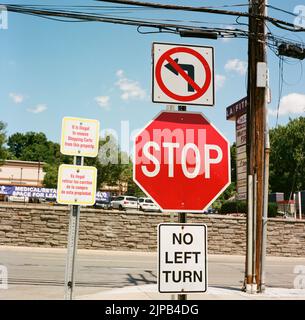 Panneau stop et panneau no Left Turn Banque D'Images