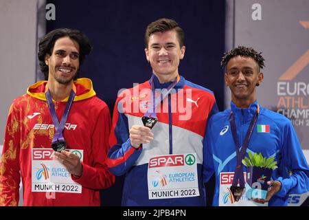 Munich, Allemagne. 16th août 2022. Championnats d'Europe, Athlétisme, hommes, 5000m, cérémonie de remise des prix, Jakob Ingebrigtsen, de Norvège (M), célèbre sa médaille d'or avec Mohamed Katir, de l'Espagne (l), troisième place, Yemaneberhan Crippa, d'Italie. Credit: Jean-Marc Wiesner/dpa/Alay Live News Banque D'Images