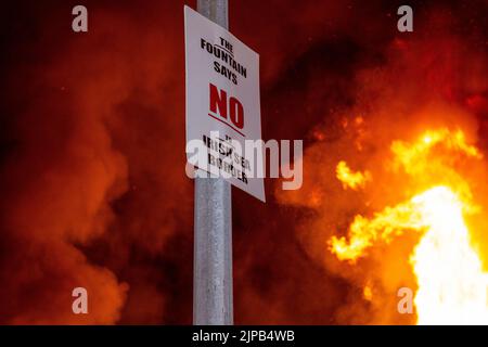 Signe dans le quartier de la fontaine protestante, non à la frontière de la mer irlandaise Derry, Londonderry, Irlande du Nord. Pas de frontière de la mer irlandaise avec le feu dans la zone loyaliste Banque D'Images