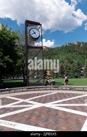 Grande tour d'horloge dans Wagner Park à Aspen, comté de Pitkin, Colorado. L'heure sur l'horloge de la tourelle est 10:40. Au premier plan se trouve Sister Cities Plaza. Banque D'Images