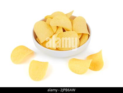 Chips de pomme de terre dans un bol isolé sur fond blanc Banque D'Images