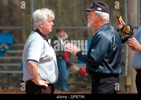 Les jeunes et les entraîneurs sur les terrains de sport pendant le printemps des sports, coachés et jouer à des jeux Banque D'Images