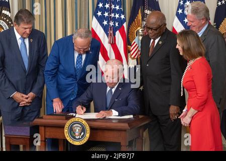 Le sénateur américain Joe Manchin III (démocrate de la Virginie-Occidentale), le leader de la majorité au Sénat américain Chuck Schumer (démocrate de New York), Et le whip James Clyburn (démocrate de Caroline du Sud), la majorité de la Chambre des représentants, regarde le président américain Joe Biden qui signe le H.R. 5376, la loi de 2022 sur la réduction de l'inflation dans la salle à manger de la Maison Blanche à Washington, DC mardi, 16 août 2022. Le projet de loi vise à réduire le coût de l'énergie, des médicaments d'ordonnance et d'autres soins de santé pour les familles américaines, à combattre la crise climatique, à réduire le déficit et à faire payer les impôts aux plus grandes sociétés Banque D'Images