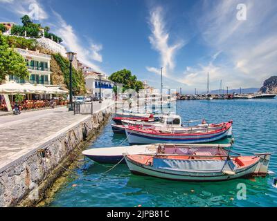 Une belle vue sur la plage de la ville de Skopelos avec des bateaux près des bâtiments en Grèce Banque D'Images