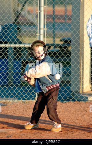 Jeunes et entraîneurs sur les terrains de sport pendant les sports de printemps, étant entraînés et jouant, matchs de baseball Banque D'Images