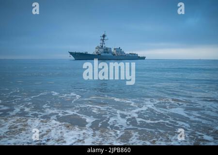 Port Hueneme, Californie, États-Unis. 22nd juin 2022. Pendant que les vagues se trouvent sur la rive de la plage, devant le Naval surface Warfare Centre, Port Hueneme Division (NSWC PHD) de surface Warfare Engineering Facility, USS Chung-Hoon (DDG 93) entre dans l'embouchure des ports. Porté à Pearl Harbor, Hawaï, le DDG 93 s'est récemment rendu au DOCTORAT de la NSWC pour un événement de l'équipe d'évaluation des systèmes de combat. Elle a été commandée le 18 septembre 2004. Credit: U.S. Navy/ZUMA Press Wire Service/ZUMAPRESS.com/Alamy Live News Banque D'Images