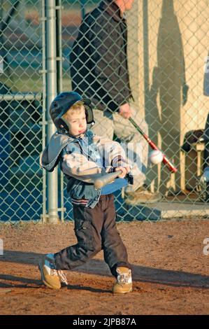 Les jeunes et les entraîneurs sur les terrains de sport pendant le printemps des sports, coachés et jouer à des jeux Banque D'Images