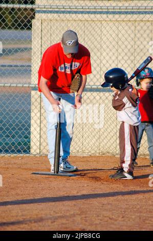 Les jeunes et les entraîneurs sur les terrains de sport pendant le printemps des sports, coachés et jouer à des jeux Banque D'Images