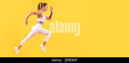 femme de fitness courir sur fond jaune. Femme saut de la bannière de course avec maquette d'espace de copie. Banque D'Images