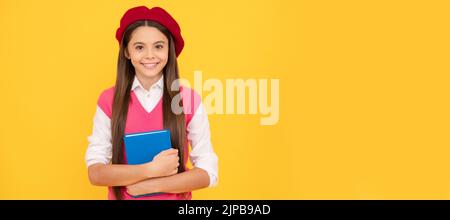 examen d'étude. gamin gai dans beret prêt à étudier. enfant souriant avec livre. Portrait de l'élève d'une écolière, en-tête de bannière de studio. École visage d'enfant Banque D'Images