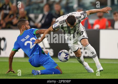 Turin, Italie, le 15th août 2022. Filip Koscic de Juventus se soucie avec Jeremy Toljan de US Sassuolo pendant le match de la série A à l'Allianz Stadium, à Turin. Le crédit photo devrait se lire: Jonathan Moscrop / Sportimage Banque D'Images