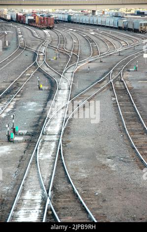 Train de train inoccupé à cabine télécommandée de locomotive avec panneaux latéraux et mélangeurs, moteurs et voitures et installations de réparation dans l'Utah Banque D'Images