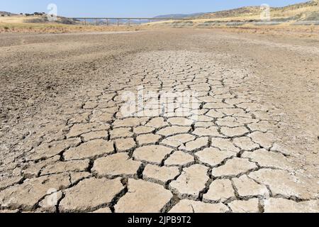 Estrémadure, Espagne. 16th août 2022. Photo prise le 15 août 2022 montre une vue sur le réservoir de Cijara en Estrémadure, Espagne. L'Espagne continue de souffrir de l'un des étés les plus chauds et les plus secs jamais enregistrés, après les températures les plus élevées jamais enregistrées en juillet. Le manque de pluie a laissé les volumes d'eau dans ses réservoirs à moins de 40 pour cent de leurs capacités de stockage -- 20 pour cent en dessous du niveau moyen pour cette période de l'année. Credit: Gustavo Valiente/Xinhua/Alamy Live News Banque D'Images