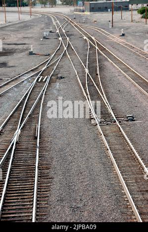 Train de train inoccupé à cabine télécommandée de locomotive avec panneaux latéraux et mélangeurs, moteurs et voitures et installations de réparation dans l'Utah Banque D'Images