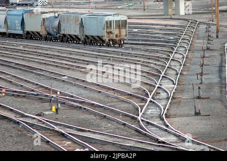 Train de train inoccupé à cabine télécommandée de locomotive avec panneaux latéraux et mélangeurs, moteurs et voitures et installations de réparation dans l'Utah Banque D'Images