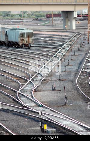 Train de train inoccupé à cabine télécommandée de locomotive avec panneaux latéraux et mélangeurs, moteurs et voitures et installations de réparation dans l'Utah Banque D'Images