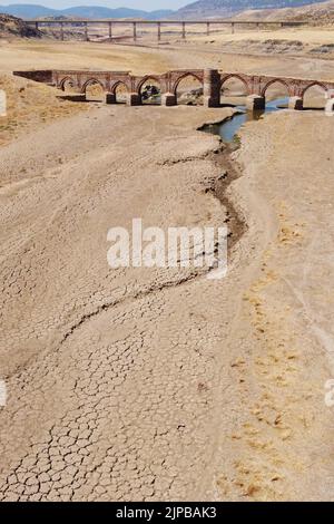 Estrémadure, Espagne. 16th août 2022. Photo prise le 15 août 2022 montre une vue sur le réservoir de Cijara en Estrémadure, Espagne. L'Espagne continue de souffrir de l'un des étés les plus chauds et les plus secs jamais enregistrés, après les températures les plus élevées jamais enregistrées en juillet. Le manque de pluie a laissé les volumes d'eau dans ses réservoirs à moins de 40 pour cent de leurs capacités de stockage -- 20 pour cent en dessous du niveau moyen pour cette période de l'année. Credit: Meng Dingbo/Xinhua/Alay Live News Banque D'Images