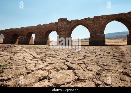 Estrémadure, Espagne. 16th août 2022. Photo prise le 15 août 2022 montre une vue sur le réservoir de Cijara en Estrémadure, Espagne. L'Espagne continue de souffrir de l'un des étés les plus chauds et les plus secs jamais enregistrés, après les températures les plus élevées jamais enregistrées en juillet. Le manque de pluie a laissé les volumes d'eau dans ses réservoirs à moins de 40 pour cent de leurs capacités de stockage -- 20 pour cent en dessous du niveau moyen pour cette période de l'année. Credit: Meng Dingbo/Xinhua/Alay Live News Banque D'Images