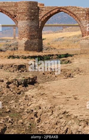 Estrémadure, Espagne. 16th août 2022. Photo prise le 15 août 2022 montre une vue sur le réservoir de Cijara en Estrémadure, Espagne. L'Espagne continue de souffrir de l'un des étés les plus chauds et les plus secs jamais enregistrés, après les températures les plus élevées jamais enregistrées en juillet. Le manque de pluie a laissé les volumes d'eau dans ses réservoirs à moins de 40 pour cent de leurs capacités de stockage -- 20 pour cent en dessous du niveau moyen pour cette période de l'année. Credit: Meng Dingbo/Xinhua/Alay Live News Banque D'Images