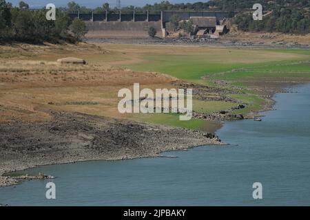 Estrémadure, Espagne. 16th août 2022. Photo prise le 15 août 2022 montre une vue du réservoir de Valdecaballeros en Estrémadure, Espagne. L'Espagne continue de souffrir de l'un des étés les plus chauds et les plus secs jamais enregistrés, après les températures les plus élevées jamais enregistrées en juillet. Le manque de pluie a laissé les volumes d'eau dans ses réservoirs à moins de 40 pour cent de leurs capacités de stockage -- 20 pour cent en dessous du niveau moyen pour cette période de l'année. Credit: Meng Dingbo/Xinhua/Alay Live News Banque D'Images