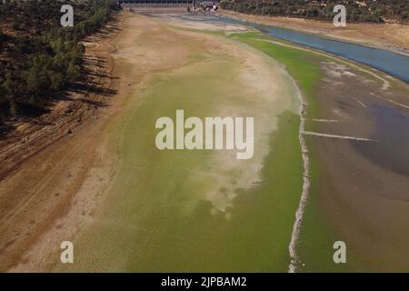 Estrémadure, Espagne. 16th août 2022. Photo prise le 15 août 2022 montre une vue du réservoir de Valdecaballeros en Estrémadure, Espagne. L'Espagne continue de souffrir de l'un des étés les plus chauds et les plus secs jamais enregistrés, après les températures les plus élevées jamais enregistrées en juillet. Le manque de pluie a laissé les volumes d'eau dans ses réservoirs à moins de 40 pour cent de leurs capacités de stockage -- 20 pour cent en dessous du niveau moyen pour cette période de l'année. Credit: Meng Dingbo/Xinhua/Alay Live News Banque D'Images