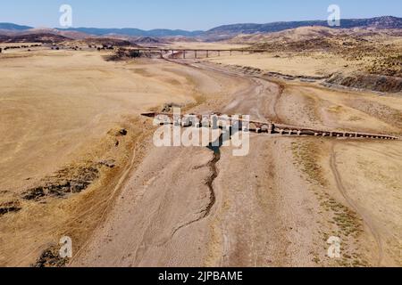 Estrémadure, Espagne. 16th août 2022. Photo prise le 15 août 2022 montre une vue sur le réservoir de Cijara en Estrémadure, Espagne. L'Espagne continue de souffrir de l'un des étés les plus chauds et les plus secs jamais enregistrés, après les températures les plus élevées jamais enregistrées en juillet. Le manque de pluie a laissé les volumes d'eau dans ses réservoirs à moins de 40 pour cent de leurs capacités de stockage -- 20 pour cent en dessous du niveau moyen pour cette période de l'année. Credit: Meng Dingbo/Xinhua/Alay Live News Banque D'Images