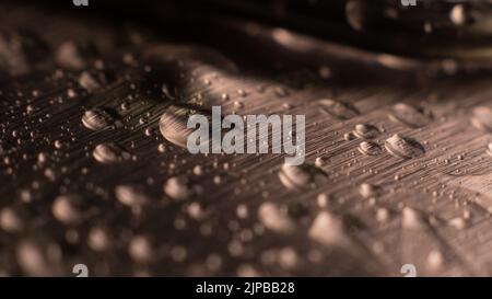 Un cliché plein format de gouttes d'eau sur la surface métallique Banque D'Images