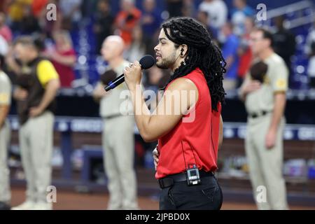 Miami, États-Unis d'Amérique. 16th août 2022. MIAMI, FL - 16 AOÛT : Symon plante participe au match de baseball des Miami Marlins contre San Diego Padres pour chanter l'hymne national au parc LoanDepot sur 16 août 2022 à Miami, en Floride. (Photo par Alberto E. Tamargo/Sipa USA) crédit: SIPA USA/Alay Live News Banque D'Images