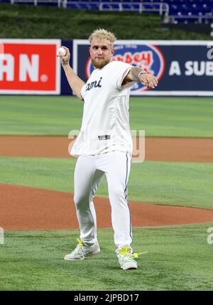 Miami, États-Unis d'Amérique. 16th août 2022. MIAMI, FL - 16 AOÛT : Jake Paul lance le premier terrain de cérémonie au match de baseball Miami Marlins vs San Diego Padres au parc LoanDepot sur 16 août 2022 à Miami, en Floride. (Photo par Alberto E. Tamargo/Sipa USA) crédit: SIPA USA/Alay Live News Banque D'Images