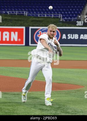 Miami, États-Unis d'Amérique. 16th août 2022. MIAMI, FL - 16 AOÛT : Jake Paul lance le premier terrain de cérémonie au match de baseball Miami Marlins vs San Diego Padres au parc LoanDepot sur 16 août 2022 à Miami, en Floride. (Photo par Alberto E. Tamargo/Sipa USA) crédit: SIPA USA/Alay Live News Banque D'Images