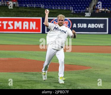 Miami, États-Unis d'Amérique. 16th août 2022. MIAMI, FL - 16 AOÛT : Jake Paul lance le premier terrain de cérémonie au match de baseball Miami Marlins vs San Diego Padres au parc LoanDepot sur 16 août 2022 à Miami, en Floride. (Photo par Alberto E. Tamargo/Sipa USA) crédit: SIPA USA/Alay Live News Banque D'Images