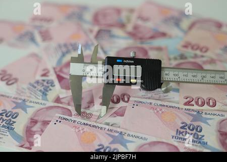 Billets de Lira turcs de différentes couleurs, motifs et valeurs sur fond blanc avec marqueur. Mise au point sélective. Banque D'Images