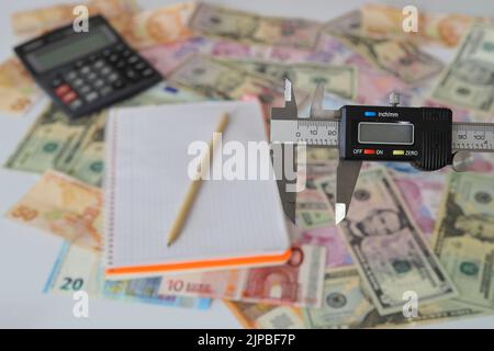 Billets de Lira turcs de différentes couleurs, motifs et valeurs sur fond blanc avec marqueur. Mise au point sélective. Banque D'Images