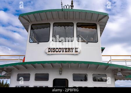 Les clients de Riverboat Discovery s'arrêtent pour une visite au village indien de Chena à Fairbanks, en Alaska Banque D'Images