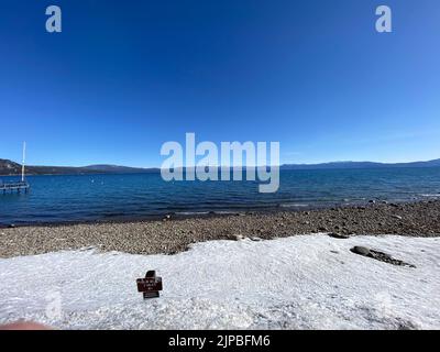 Photo de McKinney Bay sur la rive du lac Tahoe dans le comté de placer, dans les montagnes de la Sierra Nevada du nord de la Californie, États-Unis. Banque D'Images