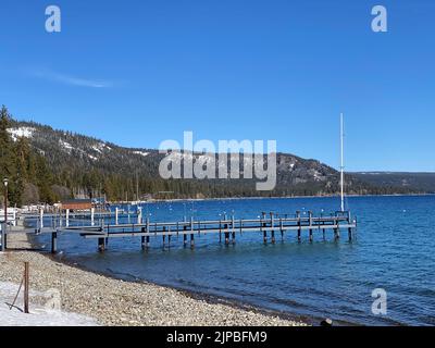 Photo de McKinney Bay sur la rive du lac Tahoe dans le comté de placer, dans les montagnes de la Sierra Nevada du nord de la Californie, États-Unis. Banque D'Images