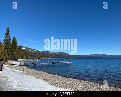 Photo de McKinney Bay sur la rive du lac Tahoe dans le comté de placer, dans les montagnes de la Sierra Nevada du nord de la Californie, États-Unis. Banque D'Images