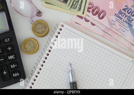 Lire turque avec une calculatrice et un stylo Banque D'Images