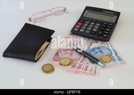 Lire turque avec une calculatrice et un stylo Banque D'Images